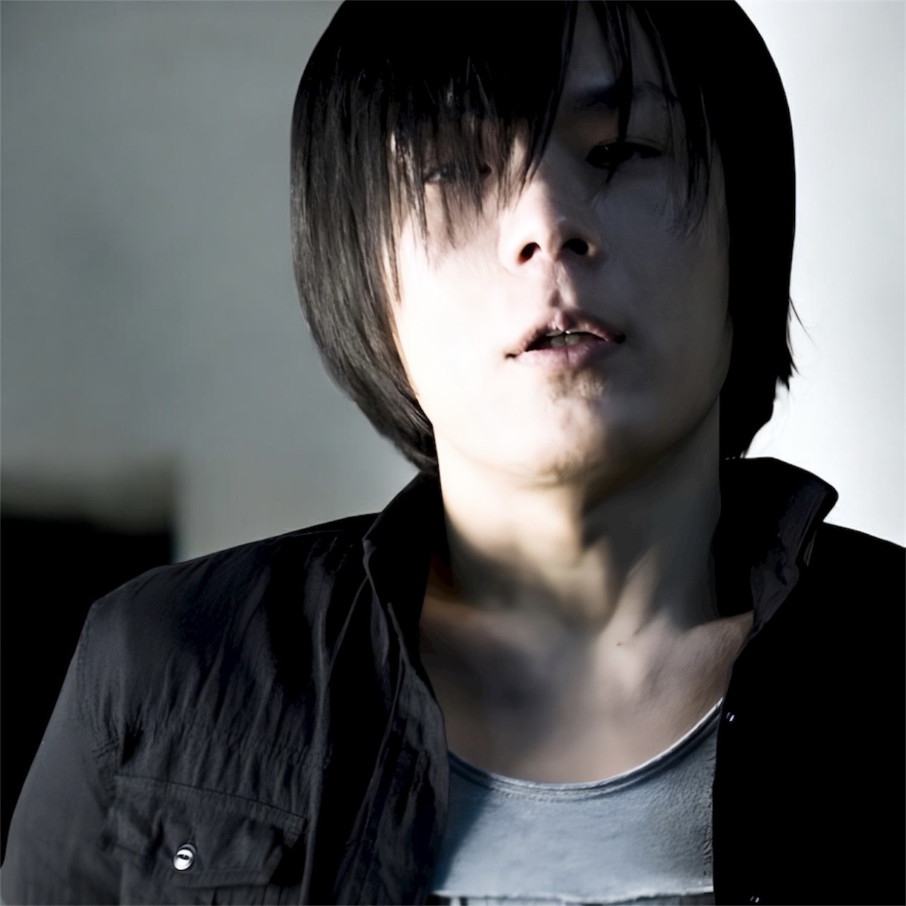 アーティスト写真のヨシダケンジ(吉田健児)