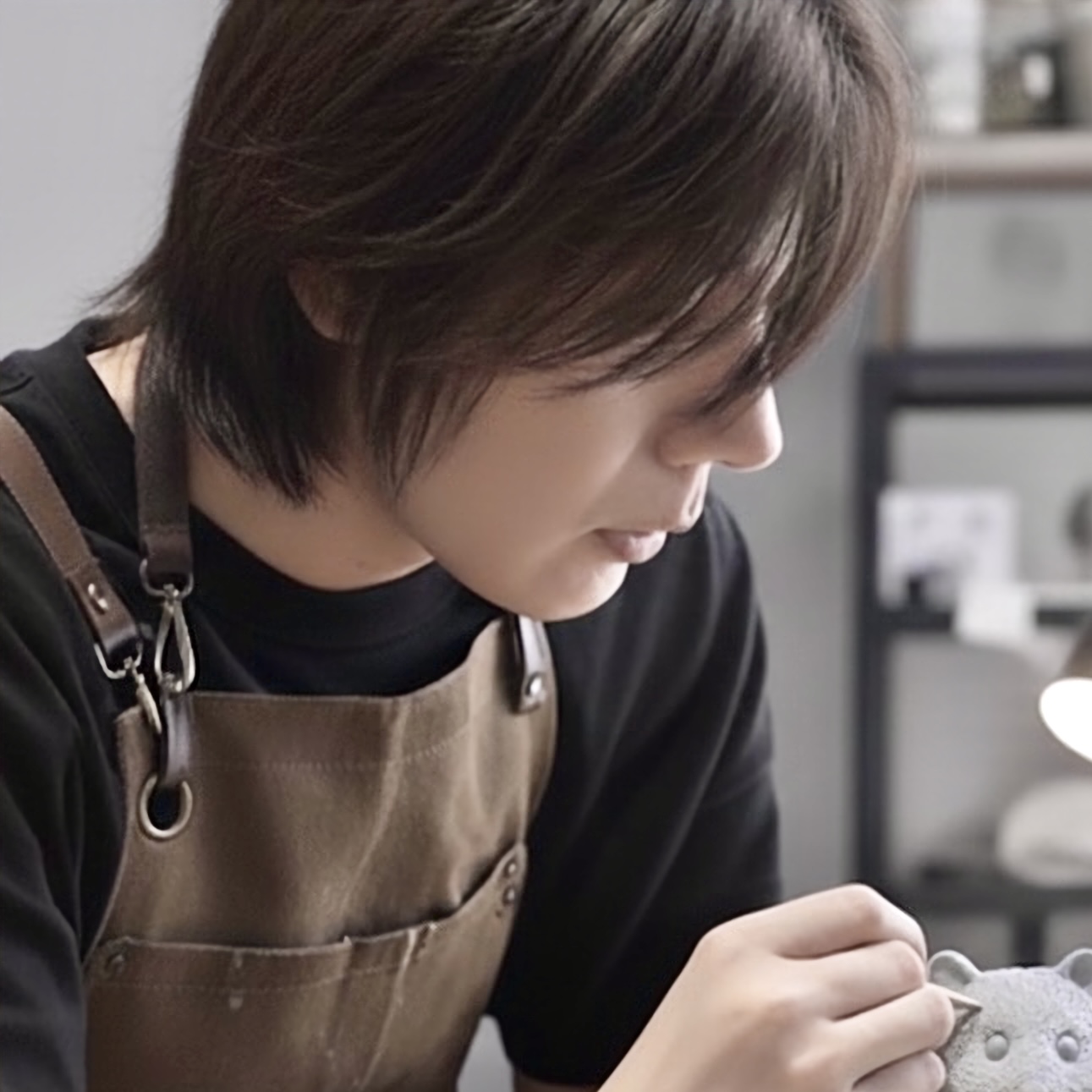 造形中のヨシダケンジ(吉田健児)